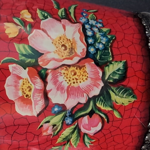 VGT,Floral Hollywood Regency Urn Shaped Red Decorative Tin with Lid. - Picture 7 of 11